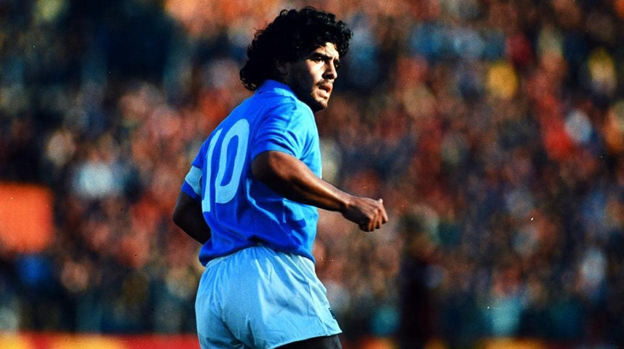 Maradona, en un partido con el Nápoles