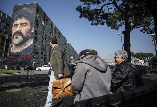 Uno de los murales dedicado a Maradona en las calles de Nápoles