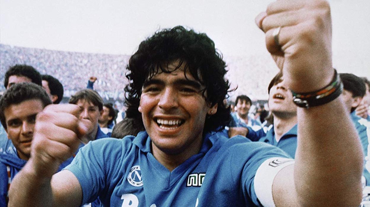 Maradona, celebrando la conquista de la liga italiana con el Nápoles