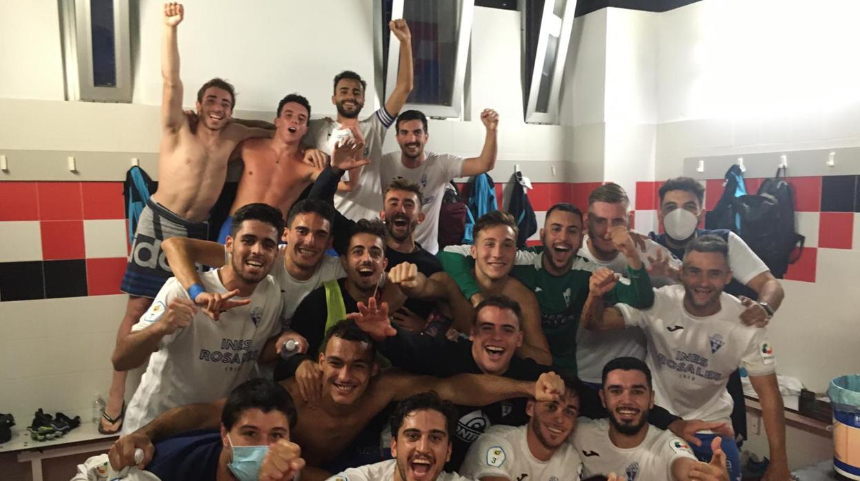 El Castilleja celebra su segunda victoria consecutiva en liga en el vestuario