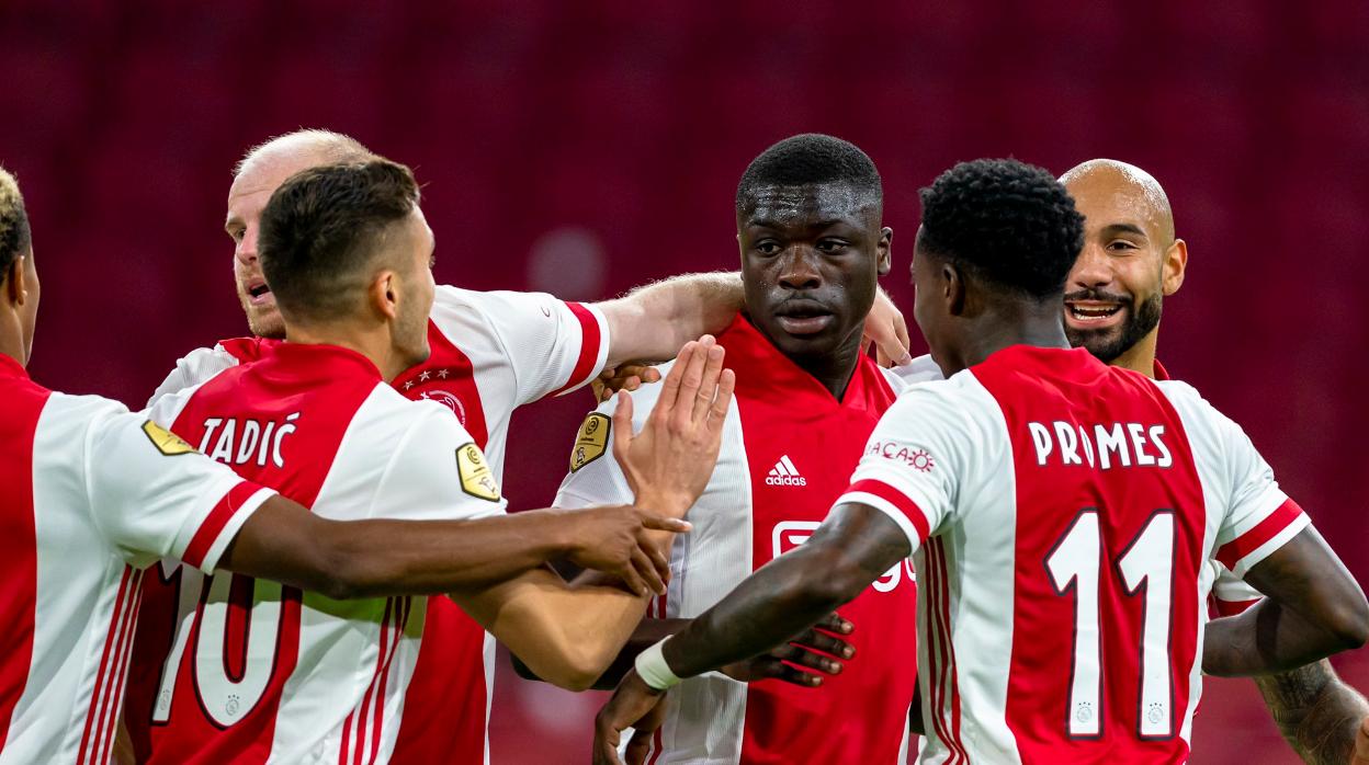 Once jugadores del Ajax dan positivo a un día de jugar ante el Midtjylland