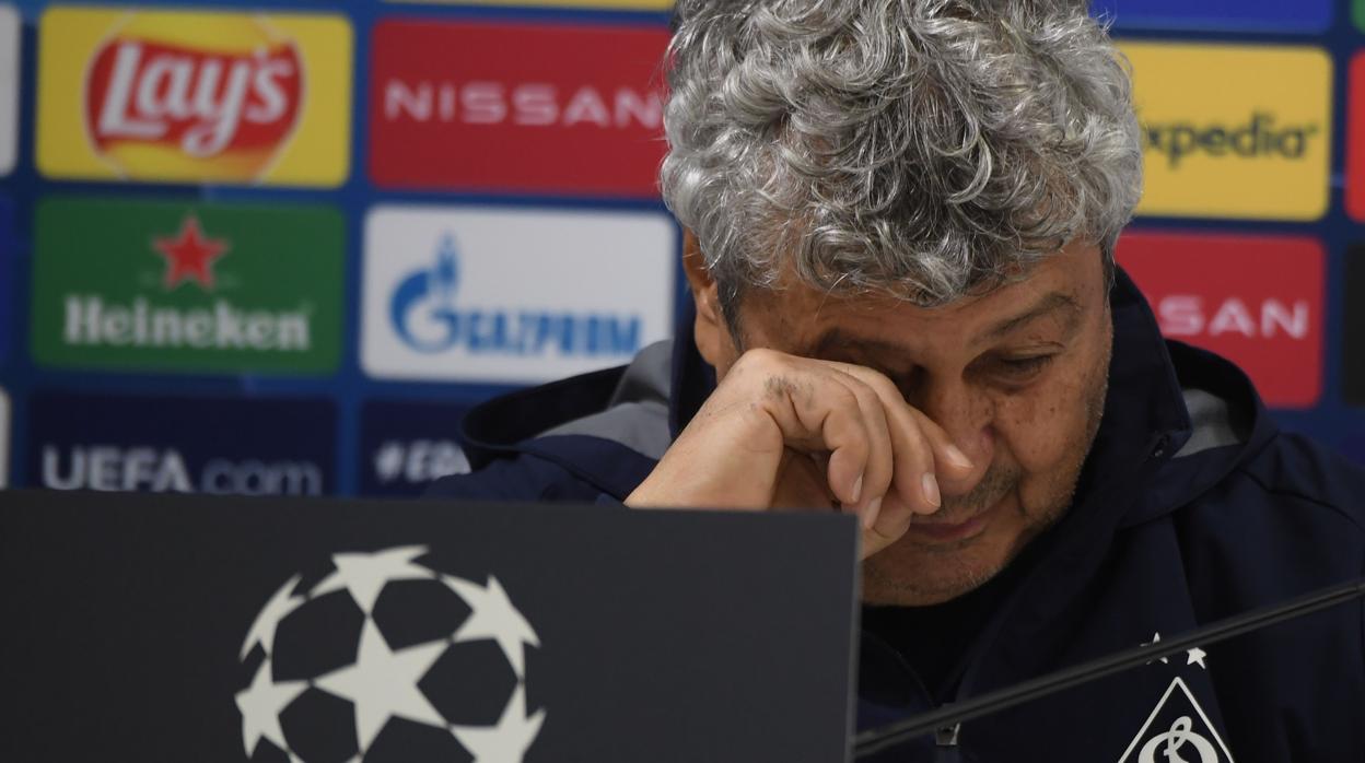 Mircea Lucescu durante una rueda de prensa de la Champions League