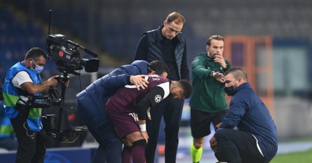 Neymar es atendido por los servicios médicos del PSG en el partido contra el Basaksehir