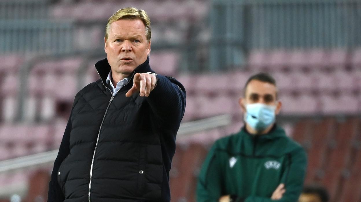 Koeman da instrucciones durante el choque con el Dínamo de Kiev