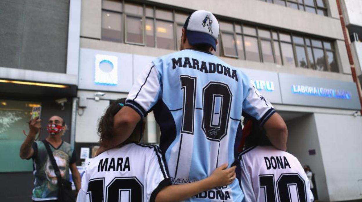 Maradona seguirá ingresado para tratarle «un cuadro de abstinencia»