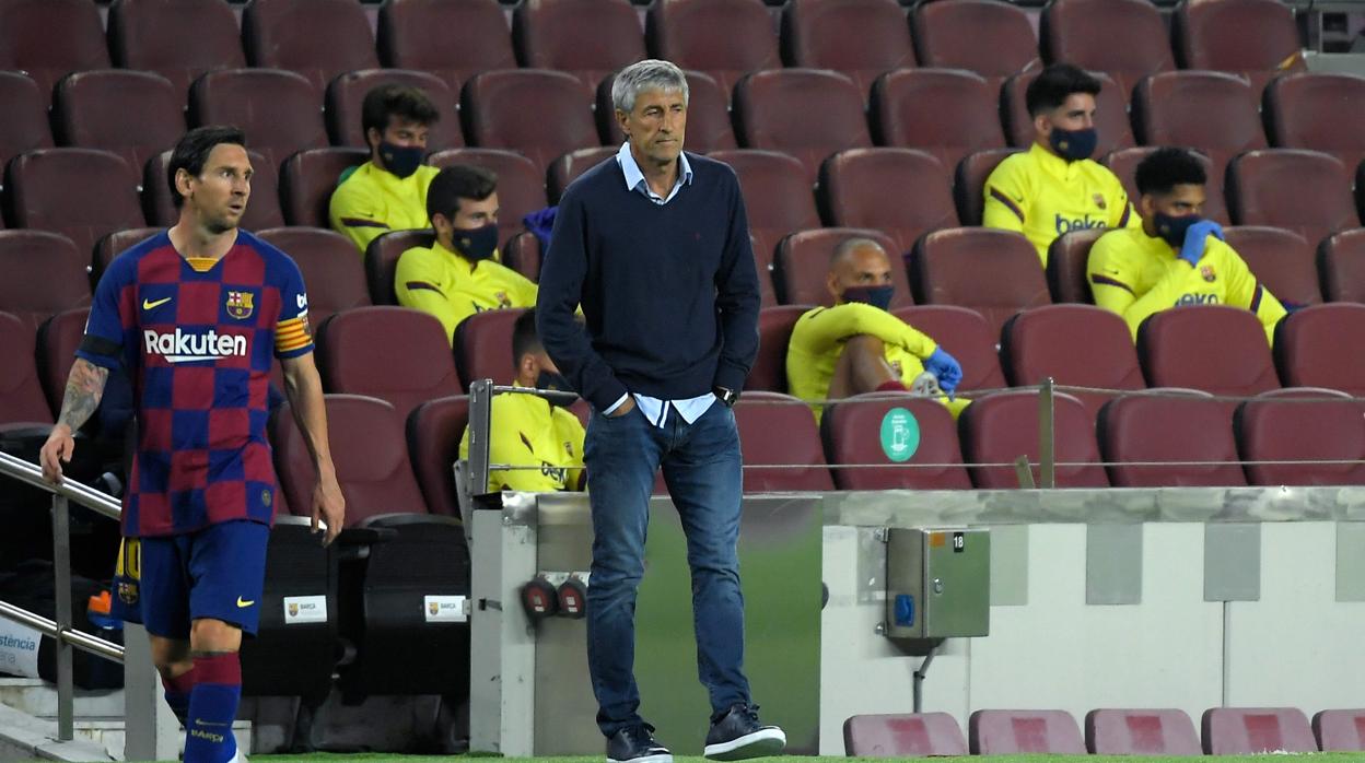 Quique Setién y Leo Messi durante un partido del Barcelona