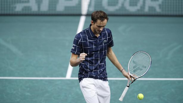 Medvedev vence a Raonic y espera rival en la final de París