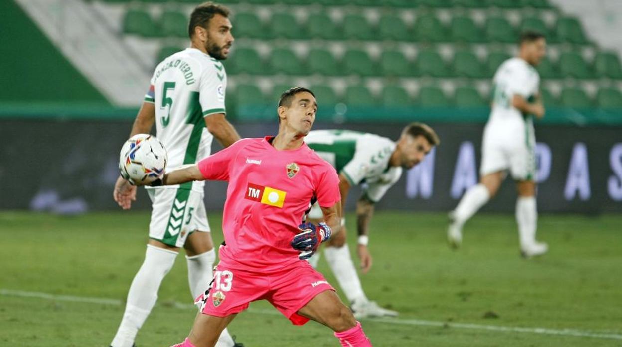 Edgar Badía sujeta al Elche y frena al Celta