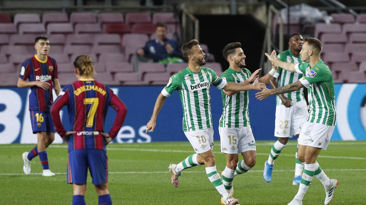 El Betis celebra uno de sus dos goles en el Camp Nou