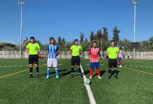 Los capitanes del CD Demo y de la UD Bellavista posan junto al trío arbitral en la previa de la jornada anterior