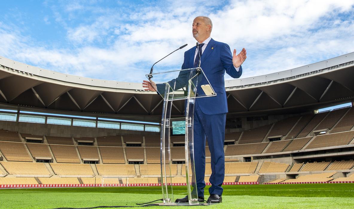 Imbroda pasea por el estadio de la Cartuja esta mañana