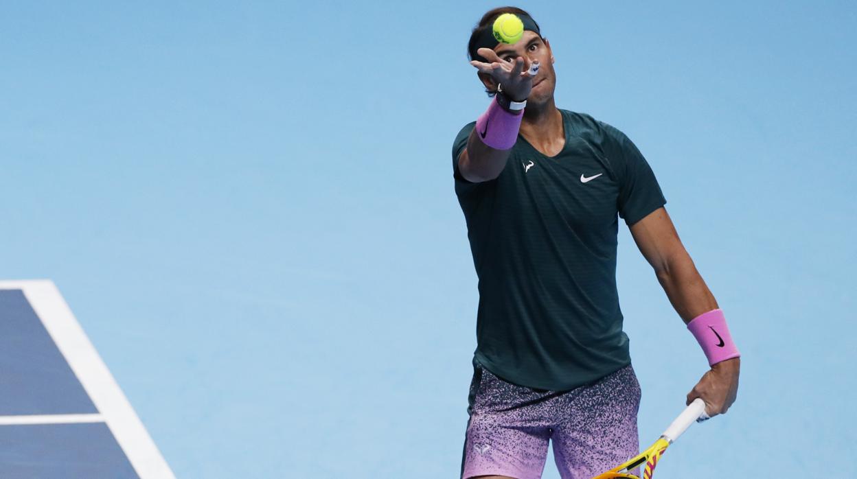 Rafa Nadal en su saque durante un partido