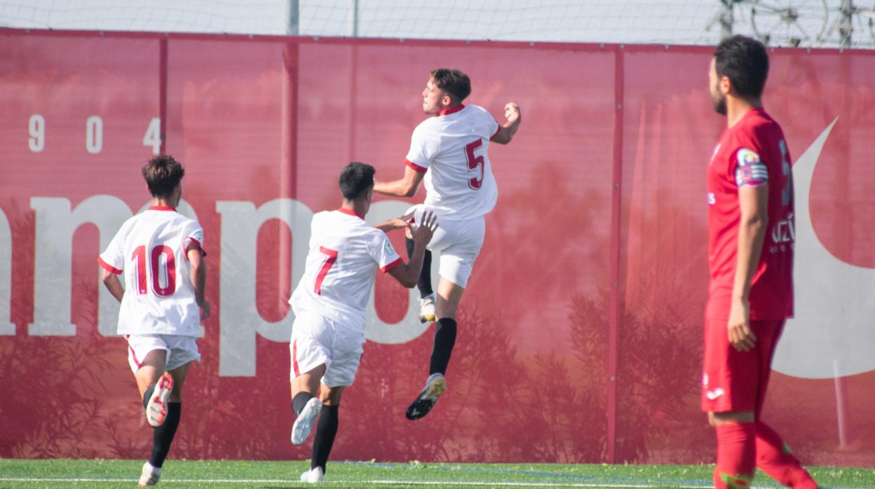 Juan Manuel y Álvaro celebran junto a Otero el primer tanto de los sevillistas