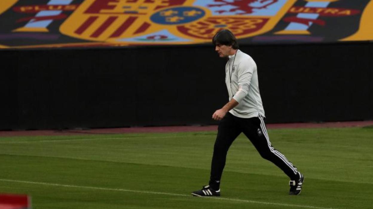 Joachim Low, sobre estas líneas