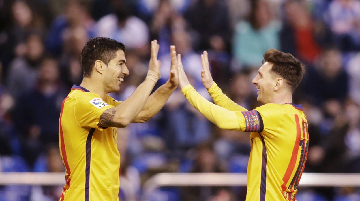 Luis Suárez y Leo Messi celebran un gol con el Barcelona