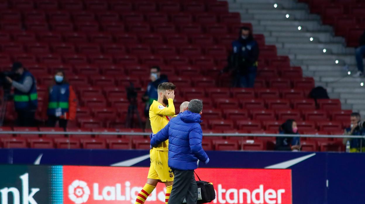 Piqué se marcha llorando y cojeando del Wanda Metropolitano