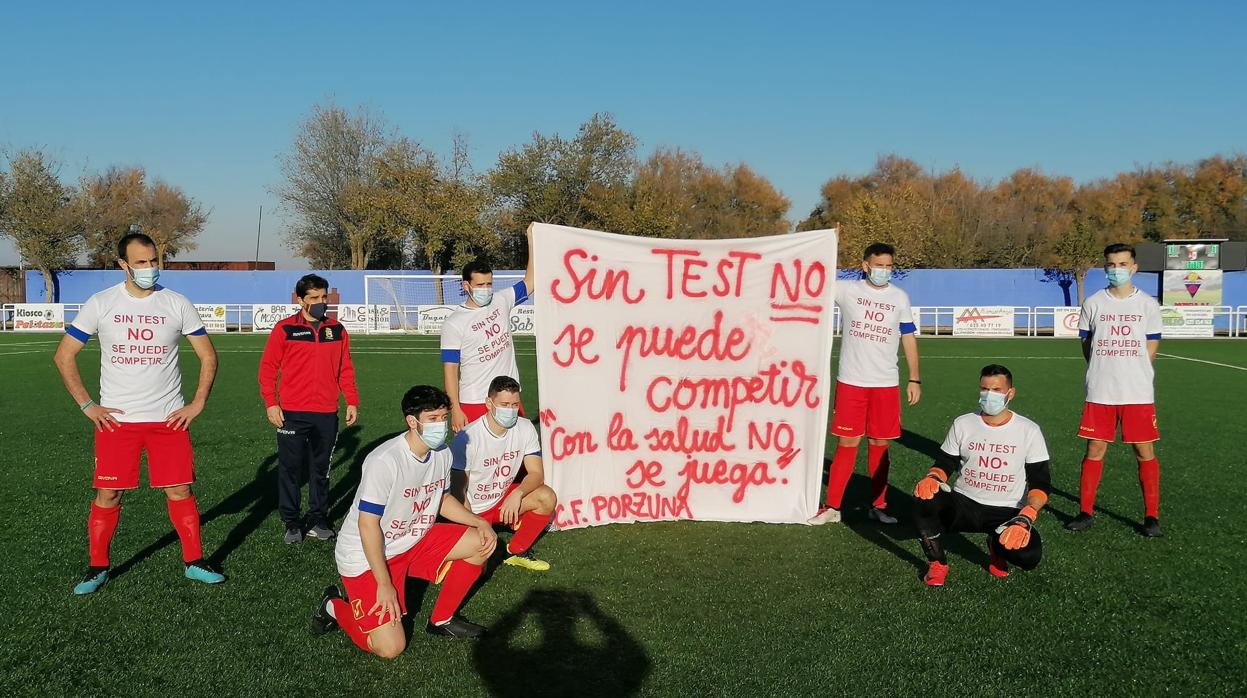 Los jugadores del CF Porzuna, protestando antes de su partido de liga