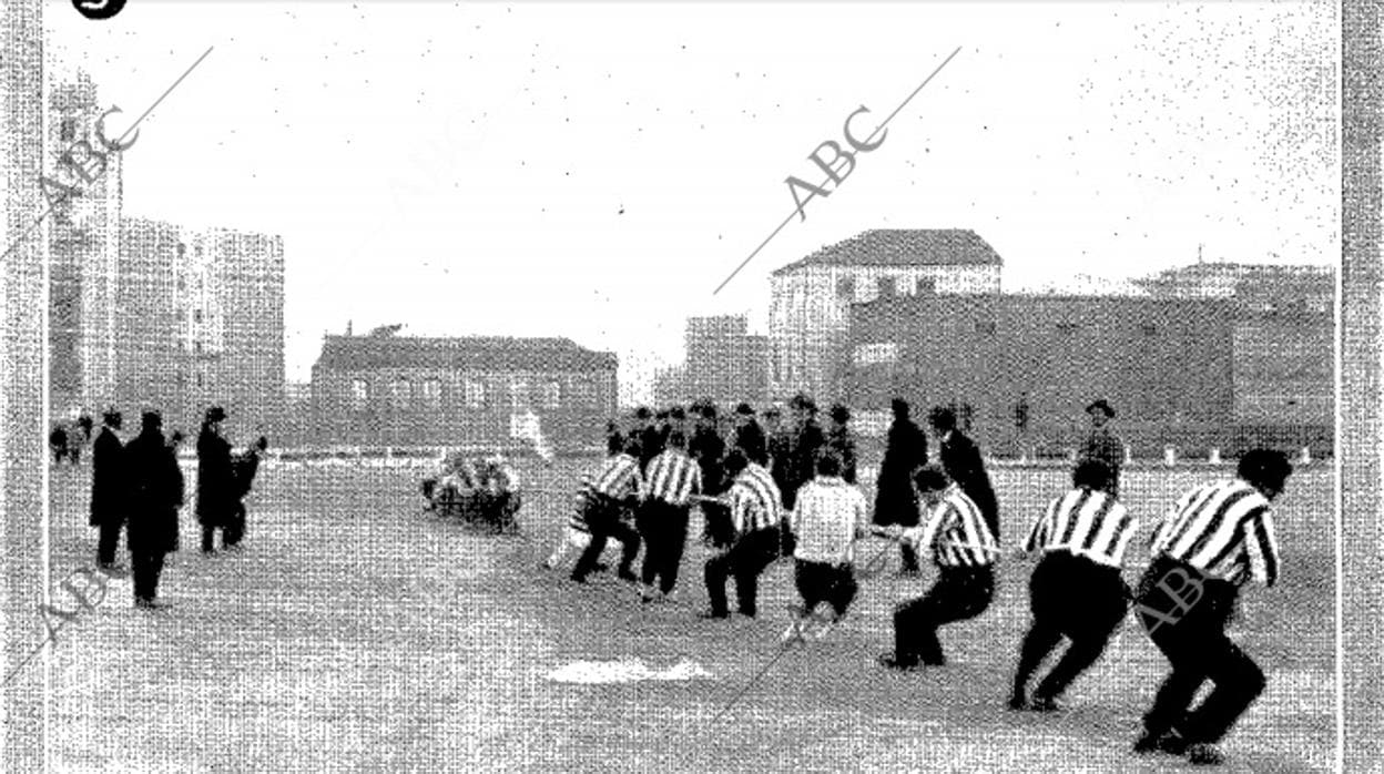 Imagen de una competición de soga-tira en 1920 entre el equipo Madrid y el Athletic Club