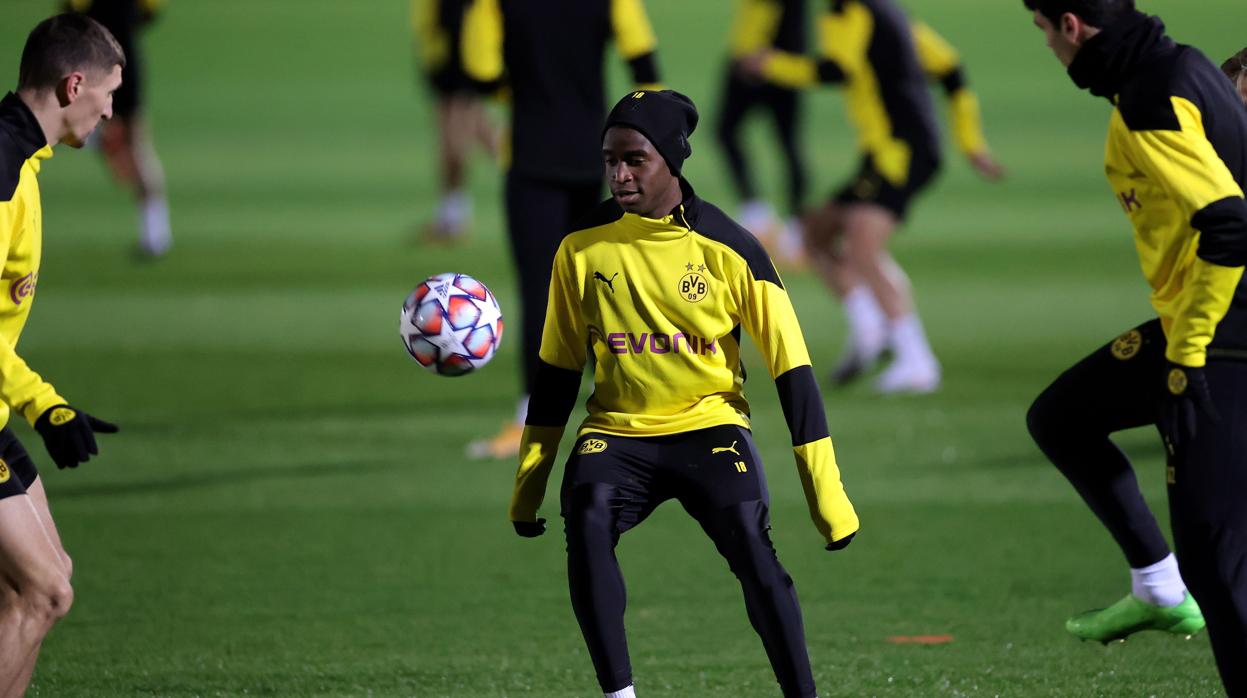 Moukoko, este lunes en el entrenamiento con el Borussia Dortmund para la Champions