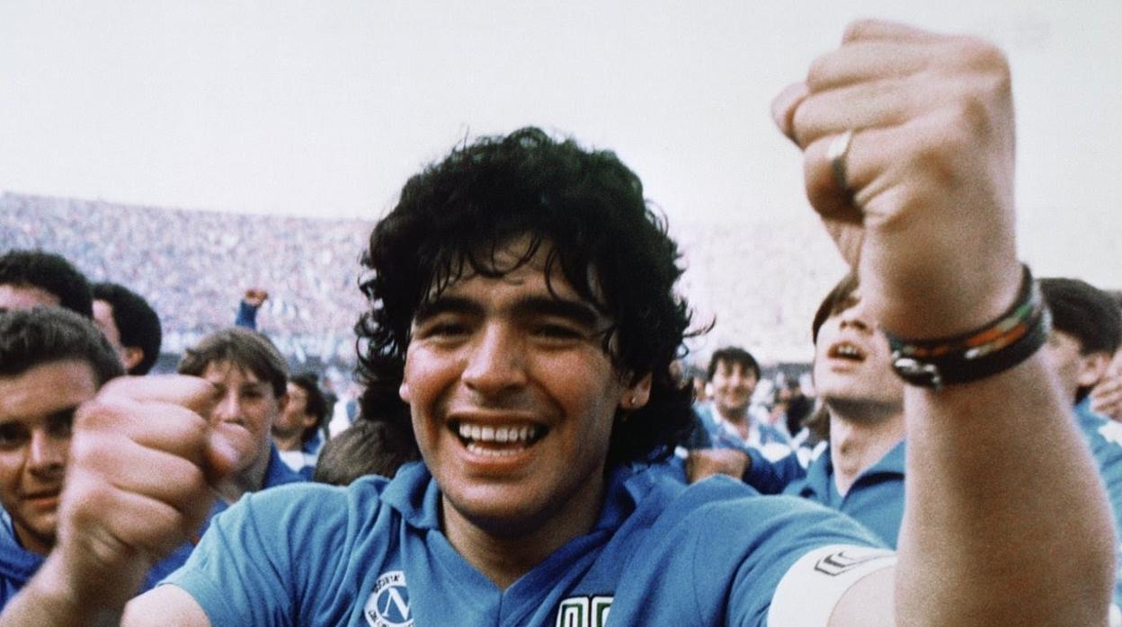 Maradona, durante un partido con el Nápoles