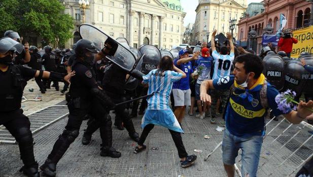 Cargas policiales y gases lacrimógenos en el velatorio de Maradona