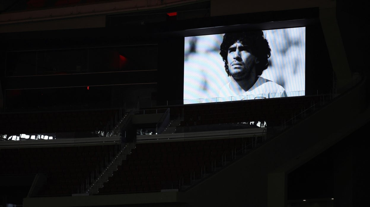 Proyección de la imagen de Maradona durante el minuto de silencio del partido de Cahmpions League en el Wanda Metropolitano