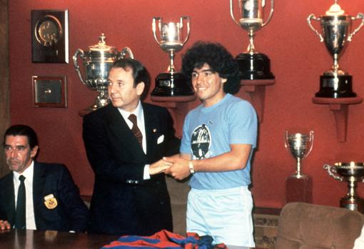 Maradona acaba de firmar su contrato con el Barcelona. En la foto, publicada en 1982 en ABC, le estrecha la mano al presidente Núñez