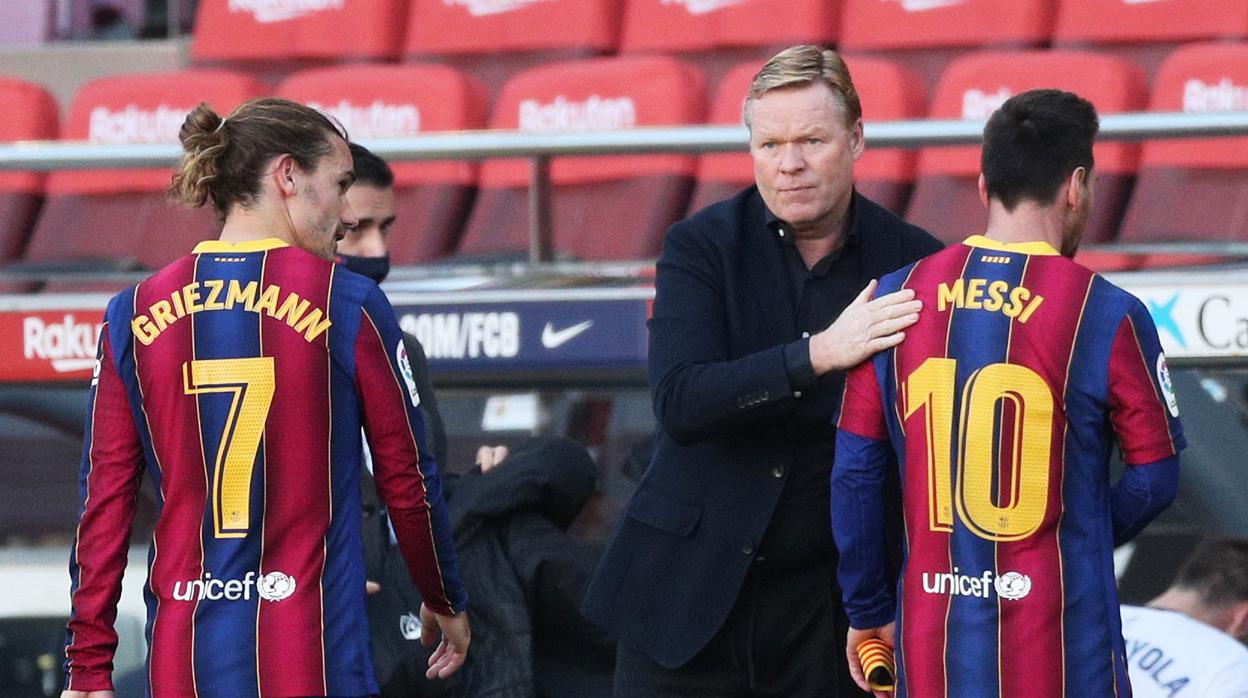 Koeman saluda a Messi tras ell partido ante Osasuna en presencia de Griezmann