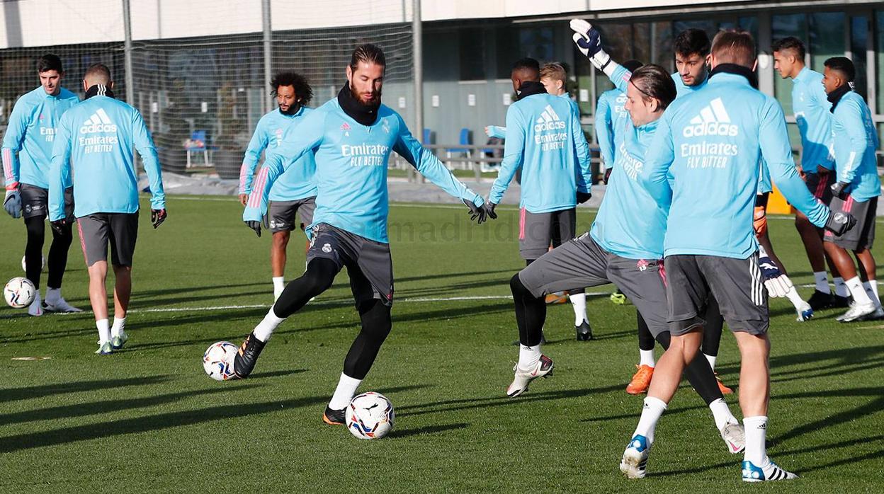 Ramos se entrena con el equipo, pero Zidane no arriesga y no le lleva a Sevilla