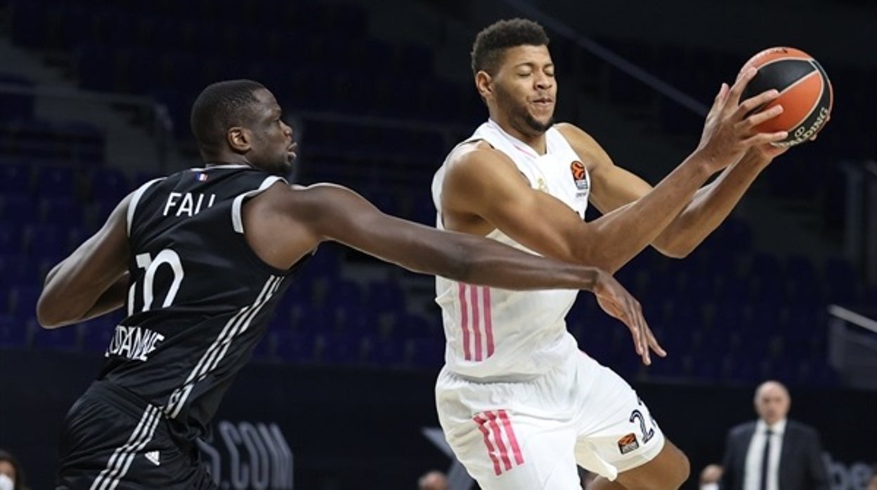 Tavares y Llull dirigen la remontada del Madrid