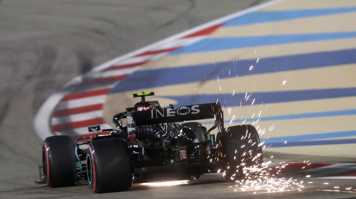 Bottas en una de las curvas de Sakhir