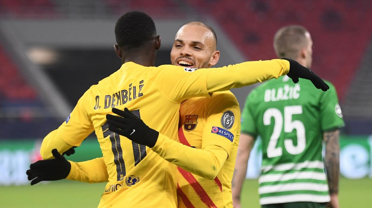 Braithwaite y Dembélé celebran un gol del Barcelona