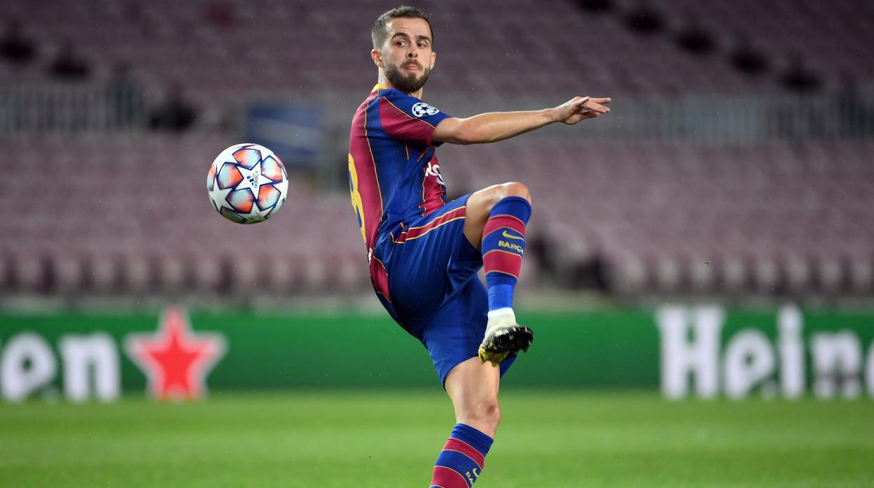 Pjanic durante un partido con el Barcelona