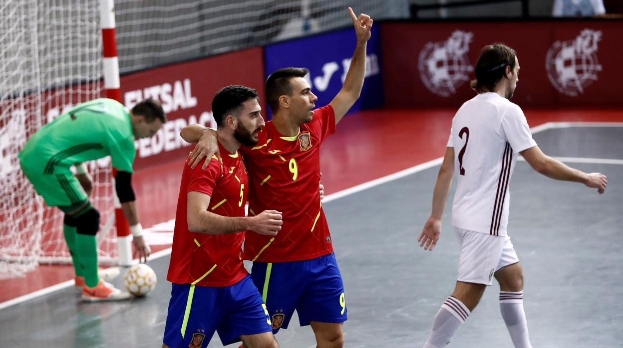 Sergio Lozano y Raúl Gómez celebran uno de los goles españoles