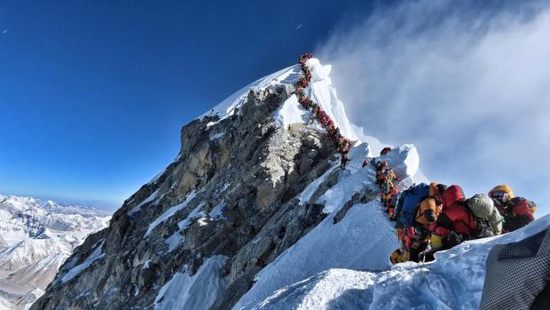 Nepal y China fijan la altura del Everest