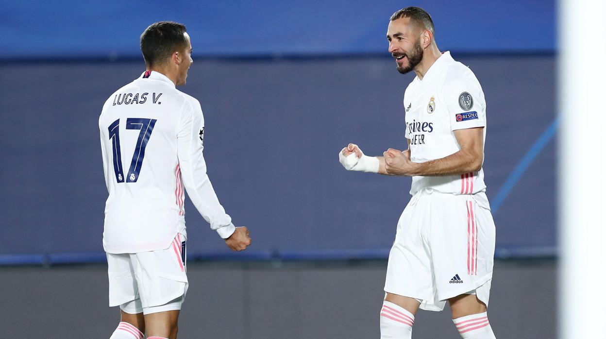 Benzema celebra uno de sus goles con Lucas Vázquez