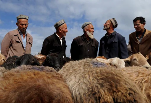 Comerciantes de la etnia uigur venden ganado en el mercado de animales EPA
