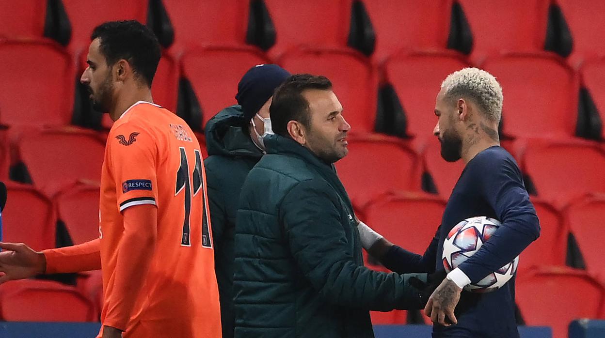 Neymar, con los árbitros, en el PSG - Basaksehir