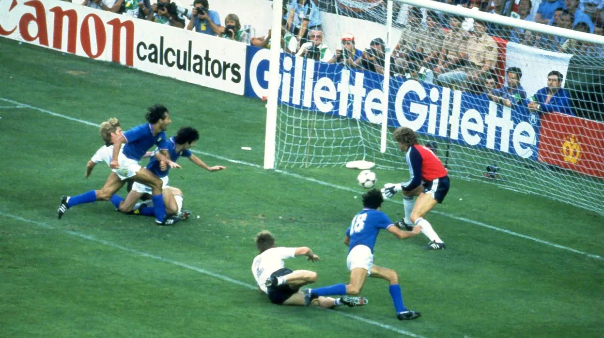 Los jugadores de Italia celebran un gol marcado durante la final del Mundial 82