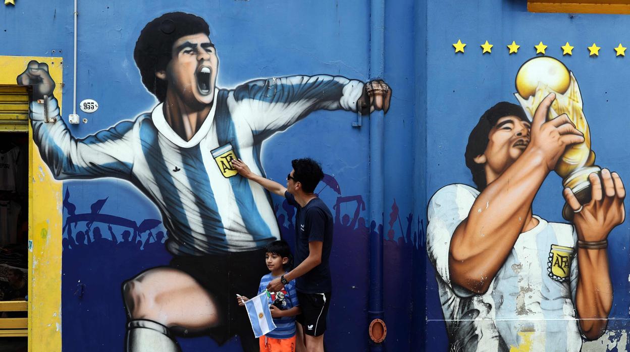 Investigan los móviles de las personas que encontraron muerto a Maradona