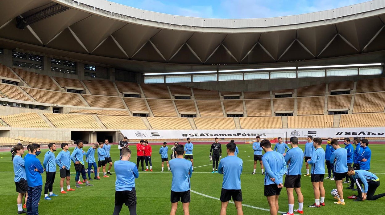 Los jugadores de la UD Tomares se entrenaron el pasado martes en el estadio de La Cartuja para aclimatarse al terreno de juego