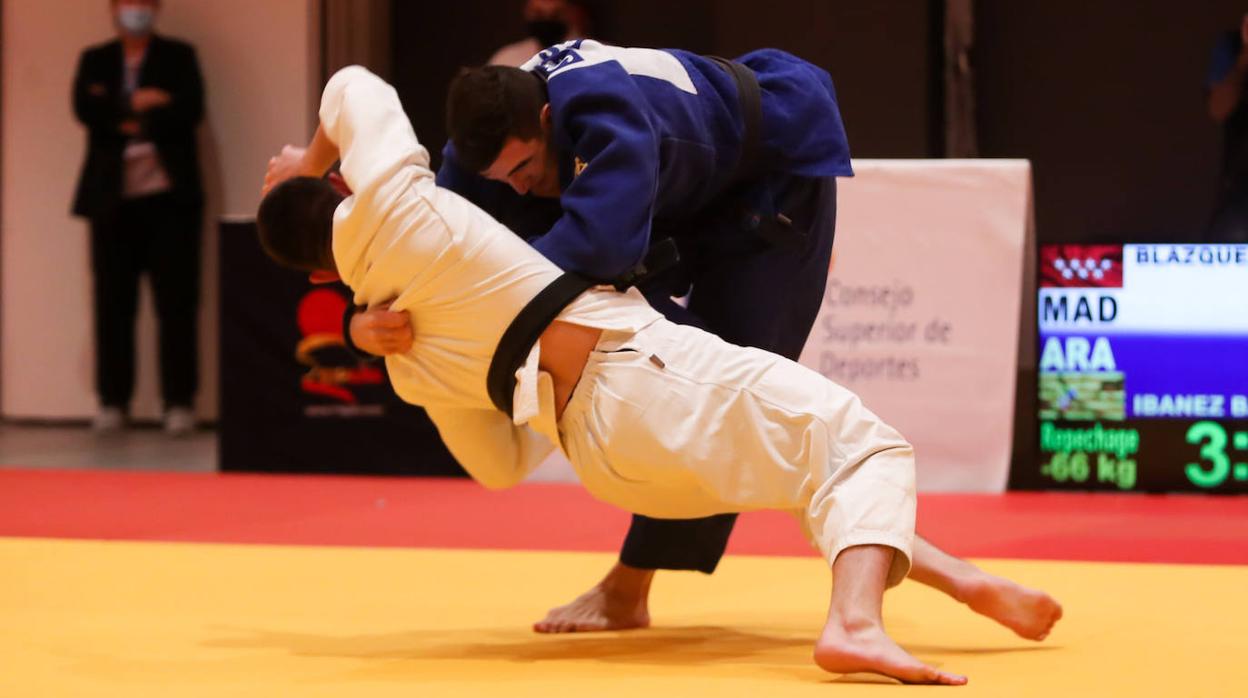 Sergio Ibáñez, con discapacidad visual, de azul, en un combate