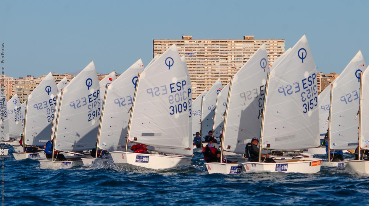 Carlos Espí lidera la flota Optimist en Alicante