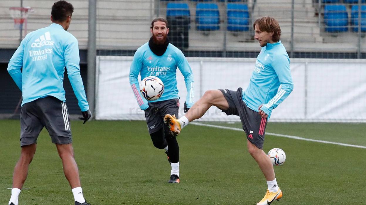 Modric y Ramos durante un entrenamiento del Real Madrid