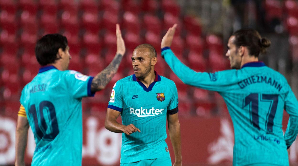 Messi y Griezmann celebran un gol en presencia de Braithwaite