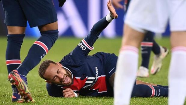 Neymar, retirado en camilla y llorando en el PSG-Lyon