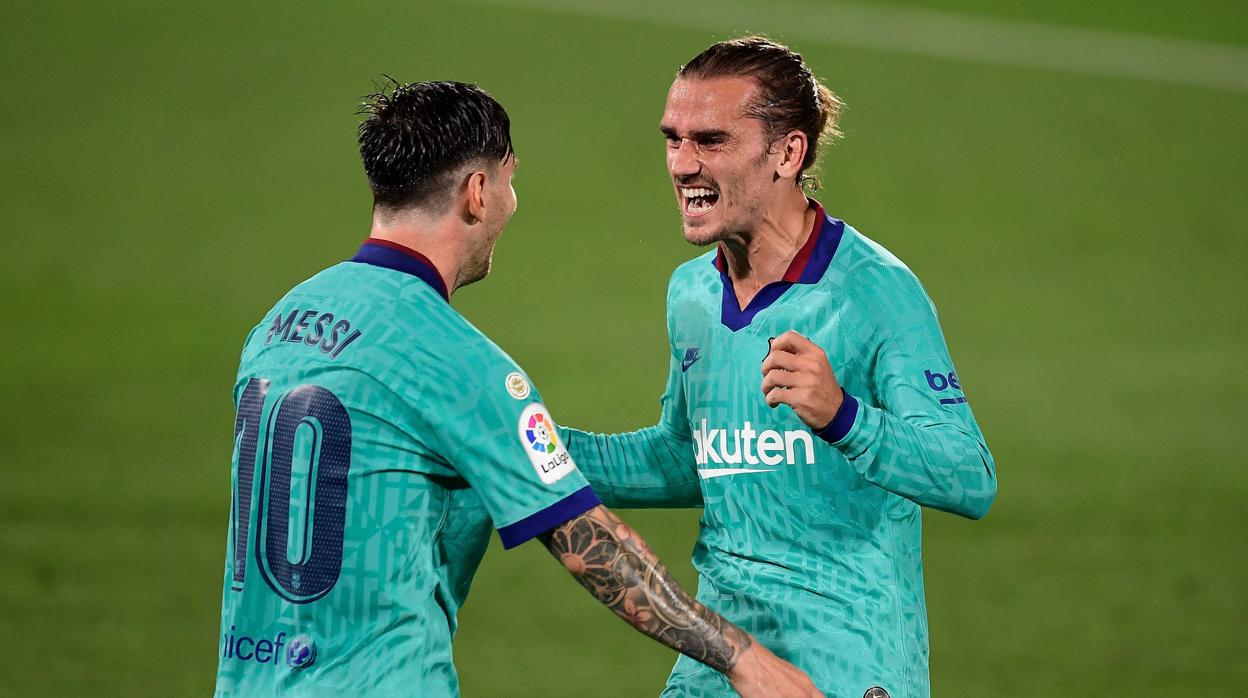 Messi y Griezmann celebran un gol del Barcelona