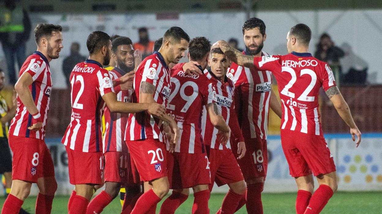 Los jugadores del Atlético celebran el gol de Ricard