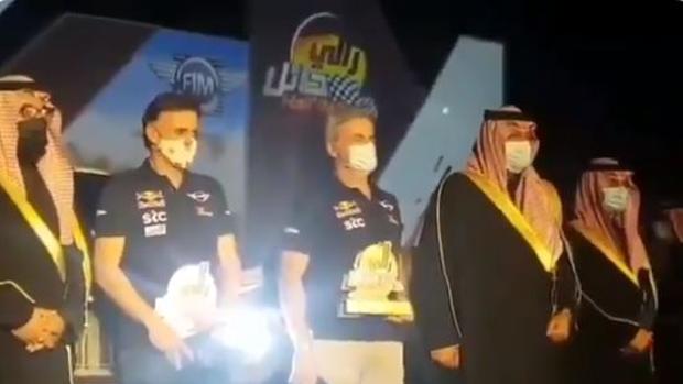 Sorprenden a Carlos Sainz poniéndole el himno franquista tras una victoria en Arabia