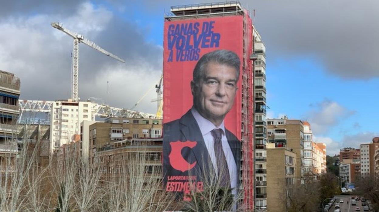 Pancarta de Laporta junto al Bernabéu